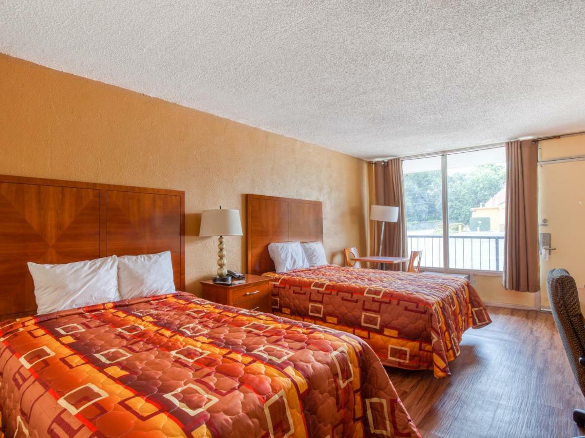 Budgetel Inn & Suites Forest Park Eksteriør billede