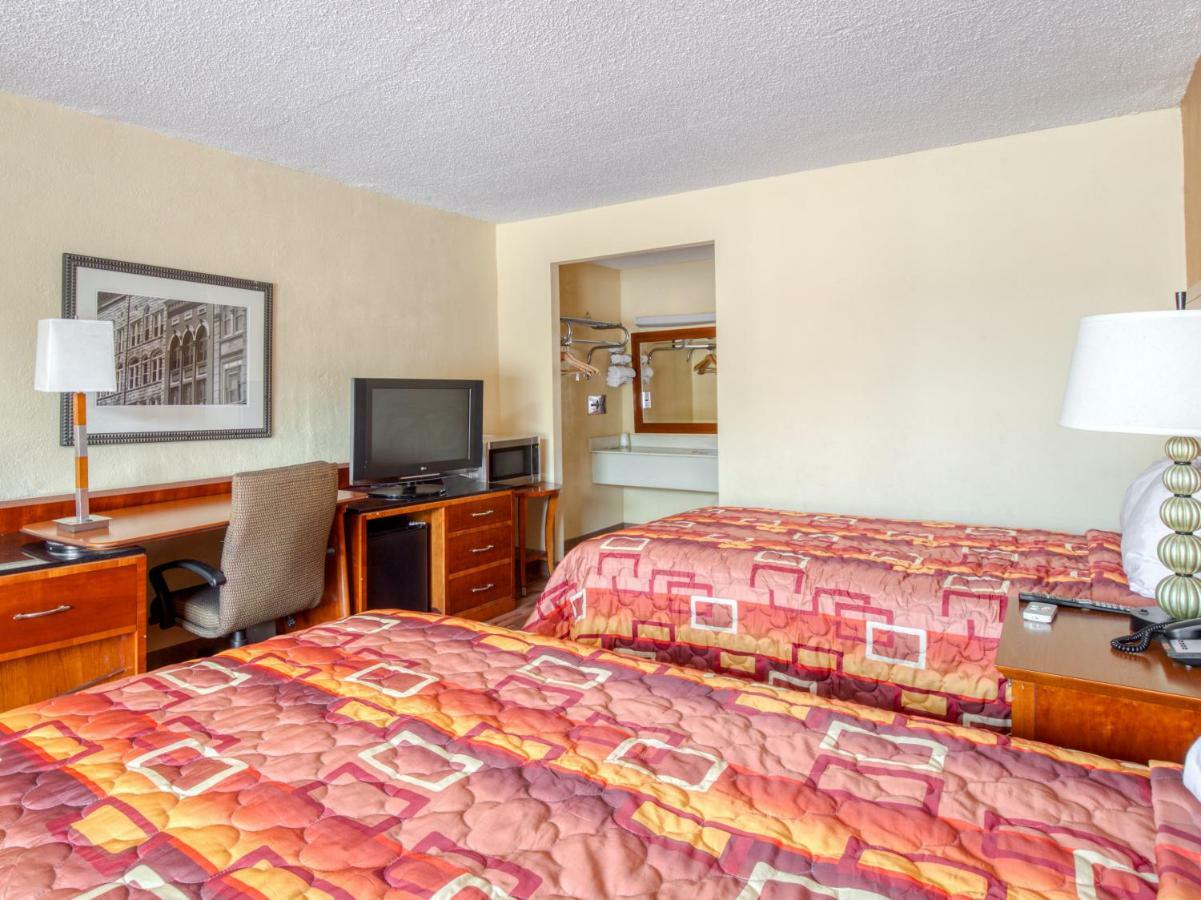 Budgetel Inn & Suites Forest Park Eksteriør billede