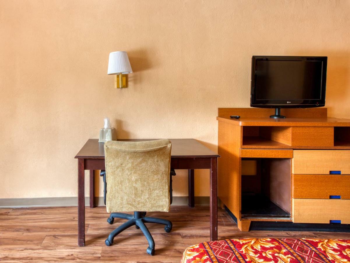 Budgetel Inn & Suites Forest Park Eksteriør billede