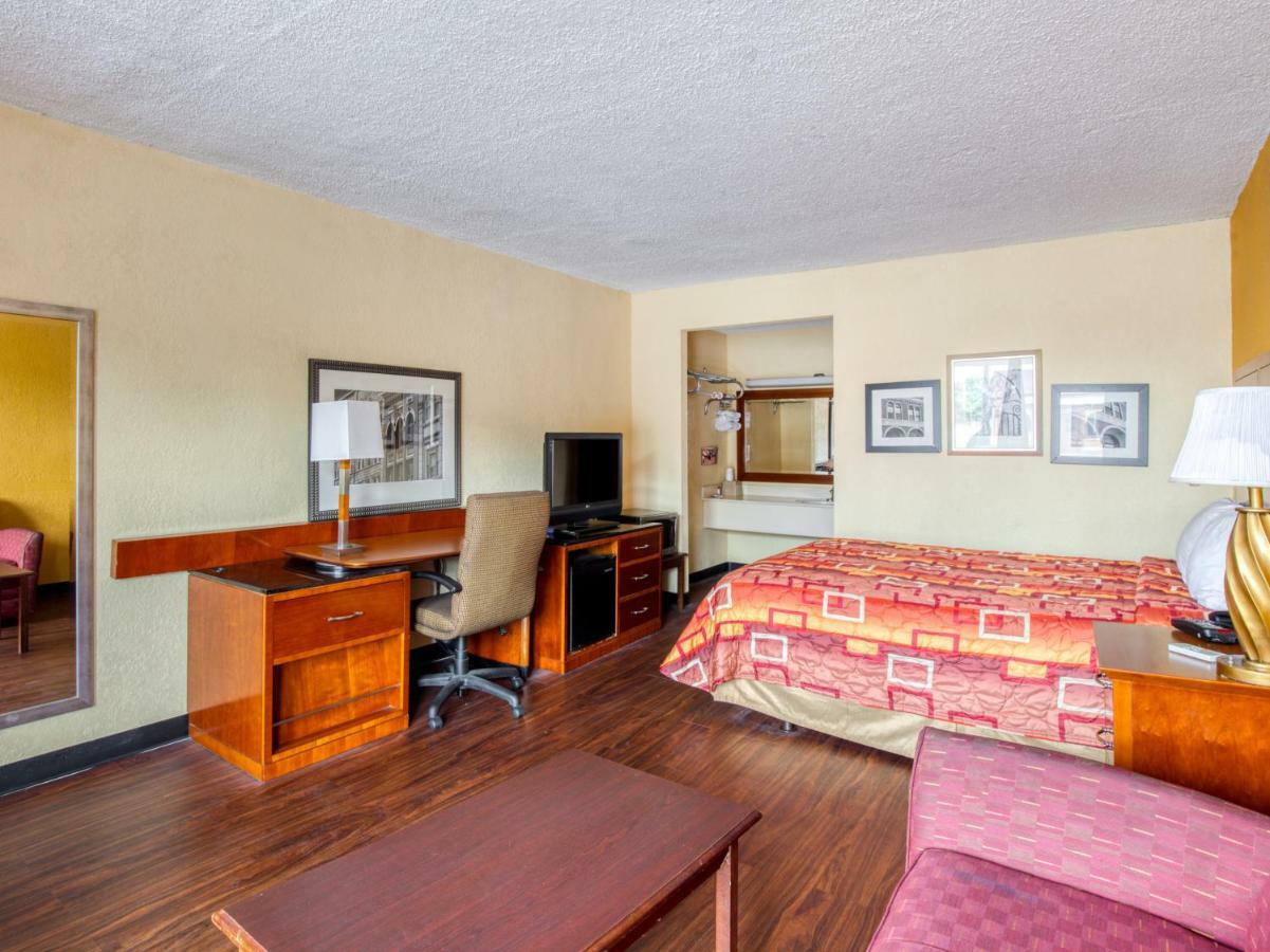 Budgetel Inn & Suites Forest Park Eksteriør billede
