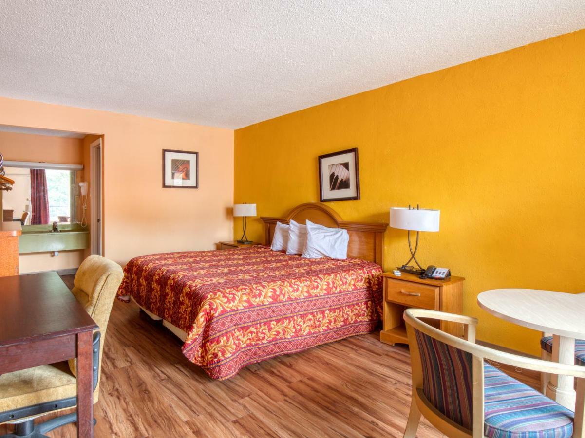 Budgetel Inn & Suites Forest Park Eksteriør billede